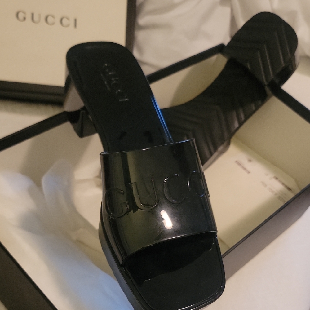 Gucci Black Sandals Minimalist  Design
